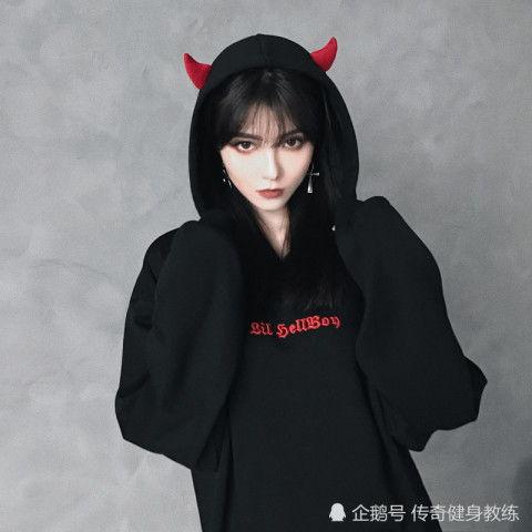 明星网红穿小恶魔衣服,明星网红演绎时尚新风尚