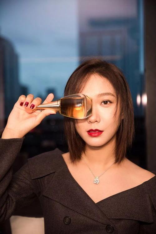 迪奥明星网红是谁呀视频,她是如何成为时尚界新宠的？